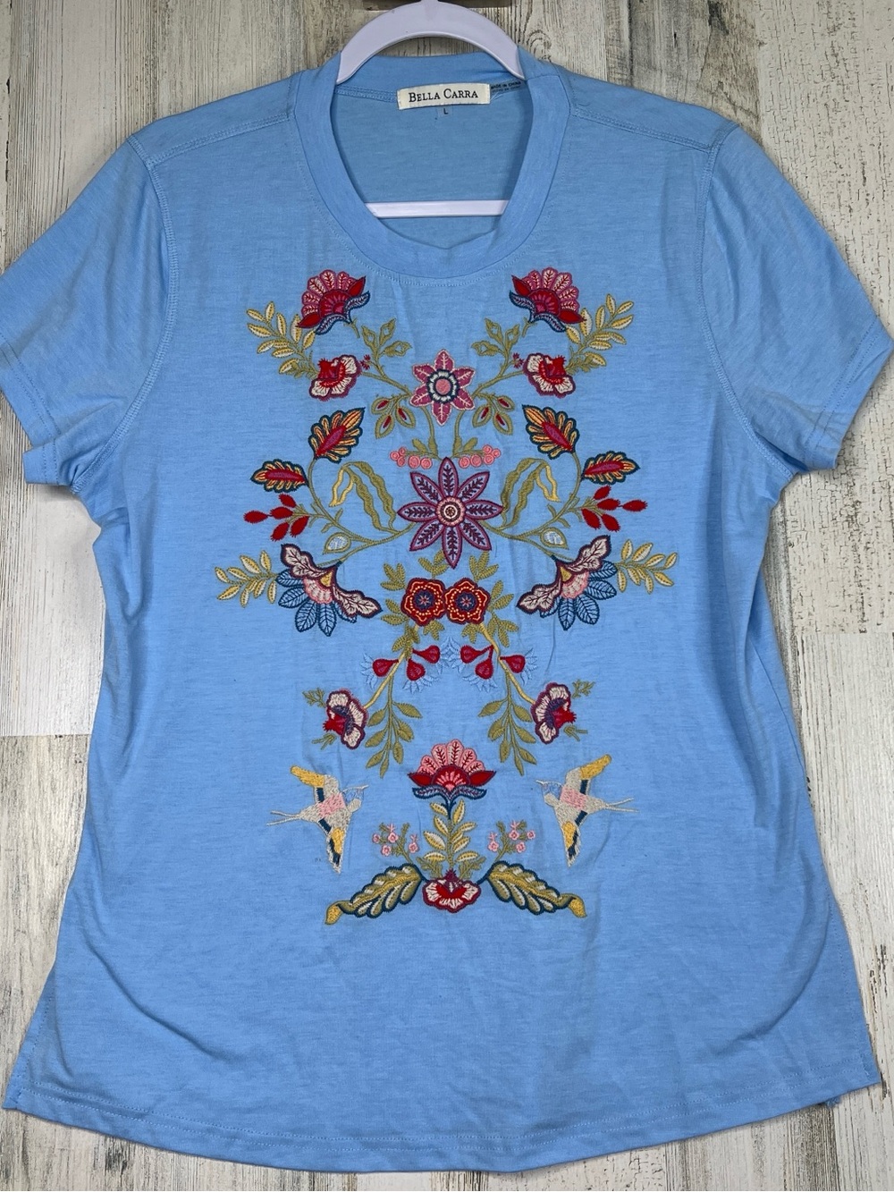 Bella Cara Sky Blue Short Sleeve Tee w Embroidered Floral Motif Womens Large